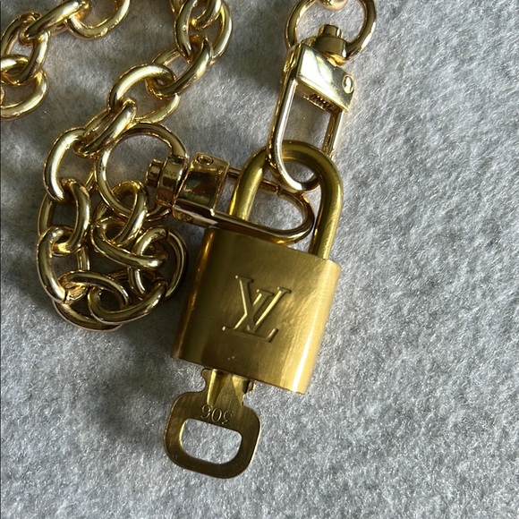 Louis Vuitton Gold Padlock # 306 And Key And Unbranded Chain Necklace - Picture 10 of 11
